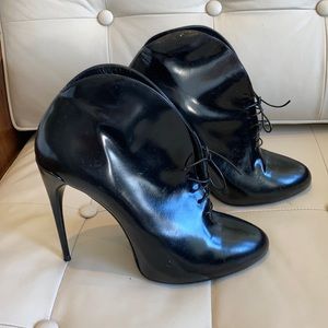 Gucci lace up bootie. Size 40